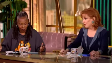 Cinq a Sept Khloé Layered Look Hooded Blazer con capucha usado por Joy Behar como se vio en The View el 16 de octubre de 2024