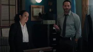 Theory Blazer casual de botonadura sencilla usado por Selena Soto (Judy Reyes) como se ve en High Potential (T01E04)