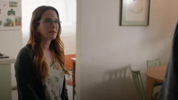 T-shirt Anthropologie Flower porté par Sarah Keller comme on le voit dans High Potential (S01E04)