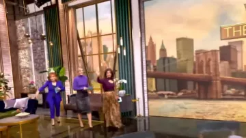 Alice + Olivia Jupe longue plissée à imprimé animal portée par Ana Navarro comme on le voit dans The View le 17 octobre 2024