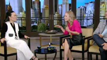 Gilet en toile technique Longchamp porté par Ali Wong tel qu’on le voit en LIVE avec Kelly et Mark le 10 octobre 2024