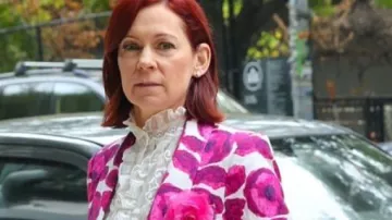 Atuendos de la serie de televisión Elsbeth: Elsbeth Tascioni (Carrie Preston) usa un blazer floral rosa de Smythe en la temporada 2