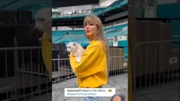 Taylor Swift lleva una sudadera amarilla durante sus Reels en Instagram en el estadio vacío de Miami en el Eras Tour 2024