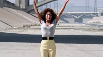 Obtenez les looks de Grease Movie : Cha Cha (Annette Charles) porte un pantalon jaune clair