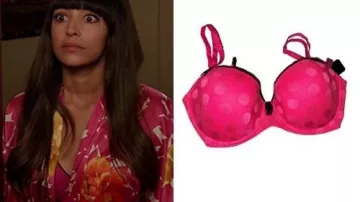 Nouvelles tenues de la série télévisée pour filles : Cece Parekh (Hannah Simone) porte le soutien-gorge balconnet en maille à bulles rose vif Betsey Johnson dans la saison 1, épisode 13