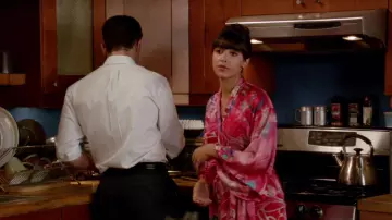 Get The looks of New Girl: Cece Parekh (Hannah Simone) wears Natori Pink Printed Kubilai Robe in season 2, episode 14