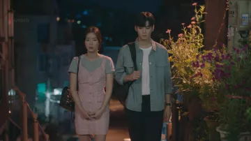 Atuendos de My ID is Gangnam Beauty: Kang Mi Rae (Im Soo-hyang) usa un vestido de botones de Fayewoo Country en rosa en la temporada 1, episodio 11