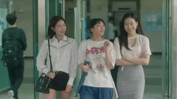 My ID is Gangnam Beauty Wardrobe: Kang Mi Rae (Im Soo-hyang) lleva una blusa floral con mangas abullonadas de H&M en el episodio 12 de la temporada 1