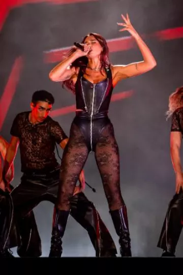 Collar de eslabones graduados Tiffany & Co. Hardwear usado por Dua Lipa en el Festival de Límites de la Ciudad de Austin el 5 de octubre de 2024