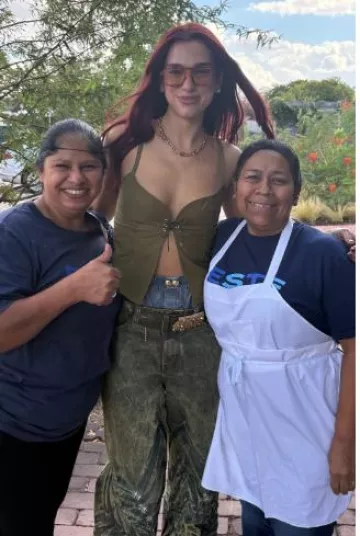 Tiffany & Co. Collier à fermoir Titan en or avec diamants porté par Dua Lipa à Austin, au Texas, le 5 octobre 2024