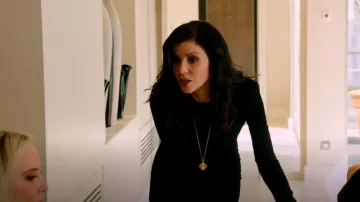 Sautoir Van Cleef And Arpels Magic Alhambra porté par Heather Dubrow comme on le voit dans The Real Housewives of Orange County (S18E15)