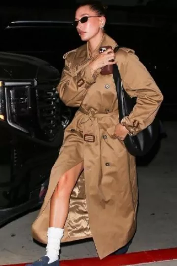 Saint Laurent Trench Coat in Twill worn by Hailey Bieber on October 5, 2024