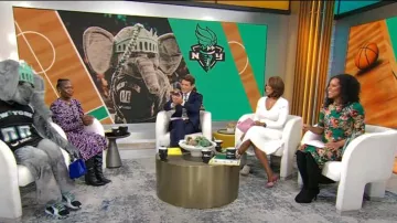 Vestido midi con cremallera delantera Busayo Collective usado por Shana Stephenson visto en CBS Mornings el 11 de octubre de 2024