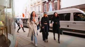 Bottega Veneta Trench-coat à double boutonnage ceinturé porté par Katie Ginella comme on le voit dans The Real Housewives of Orange County (S18E15)