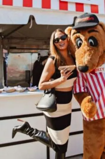 Bolso tote de cuero texturizado adornado con Alaia Dome usado por Chrissy Teigen en Chainfest el 5 de octubre de 2024