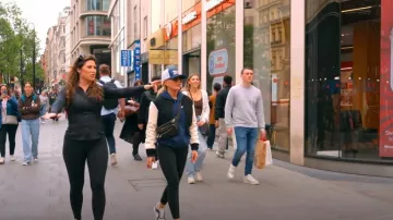 Alice + Olivia Felisa Veste Varsity large côtelée portée par Tamra Judge comme on le voit dans Les vraies femmes au foyer du comté d’Orange (S18E15)