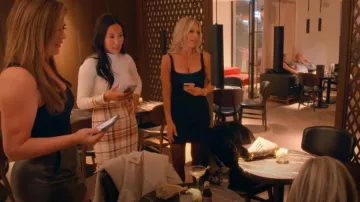 Zimmermann Matchmaker Jupe midi à carreaux en lin et coton mélangé portée par Katie Ginella comme on le voit dans Les vraies femmes au foyer du comté d’Orange (S18E15)