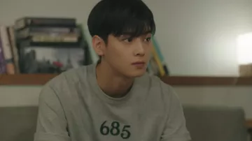Outfits of My ID is Gangnam Beauty: Do Kyung Seok (Cha Eun-woo) usa una camiseta de parche de número gris de Uniform Bridge en el episodio 13 de la temporada 1