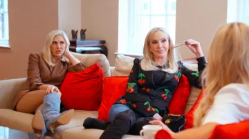 Bottes hautes en denim Toral Aura portées par Gina Kirschenheiter comme on le voit dans Les vraies femmes au foyer du comté d’Orange (S18E15)