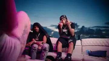 Jordan 4 Retro White Thunder portée par DD Osama dans DD Osama - Ingrat, avec Lil Crix