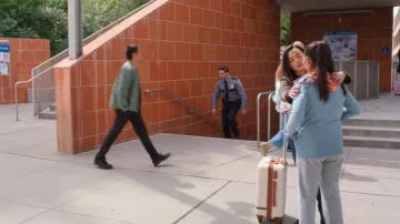 Sac cabine Pierre Cardin Classique 54cm porté par Mika Yasuka (Midori Francis) tel qu’on le voit dans Grey’s Anatomy (S21E04)