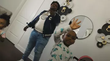 Amiri Perfect Indigo Shotgun Jeans porté par Big30 dans Big30 - FaceTime With My Mama (Vidéo Officielle)