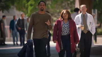 Suéter de cuello redondo de cachemira y seda de John Varvatos usado por el Dr. Ben Warren (Jason Winston George) como se ve en Grey's Anatomy (T21E04)