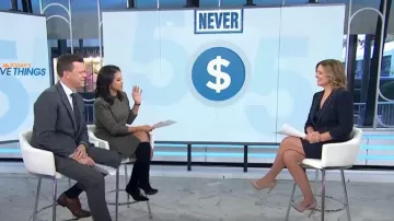 Cinq a Sept Khloé Blazer de mezclilla con mangas fruncidas usado por Christine Romans como se ve en Today el 18 de octubre de 2024