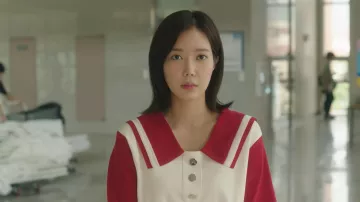 Atuendos de My ID is Gangnam Beauty: Kang Mi Rae (Im Soo-hyang) usa blusa marinera en blanco y rojo en el episodio 5 de la temporada 1