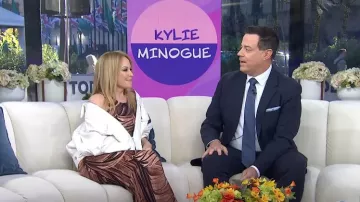 Robe en jersey Rabanne en terracotta drapé portée par Kylie Minogue comme on le voit dans Today le 18 octobre 2024