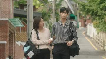 El guardarropa de My ID is Gangnam Beauty: Kang Mi Rae (Im Soo-hyang) usa la mochila de jeans de Calvin Klein en la temporada 1, episodio 16
