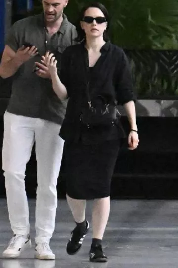 Bolso de piel Miu Miu Arcadie usado por Daisy Ridley en Miami Design District el 7 de octubre de 2024