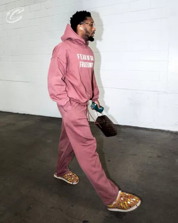 Sweat à capuche Fear Of God Crimson Pink Fraternity porté par Donovan Mitchell sur le compte Instagram @cavs