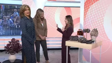 Pantalones H&M con pliegues en la parte delantera en burdeos usados por Lilliana Vázquez como se ve en Today el 21 de octubre de 2024