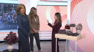 Pantalon H&M à plis sur le devant en bordeaux porté par Lilliana Vazquez comme on le voit dans Today le 21 octobre 2024