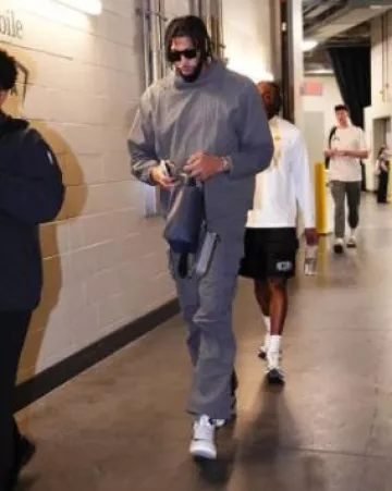 Nike Dark Grey Tech Pack Hoodie porté par Anthony Davis sur le compte Instagram @cavs