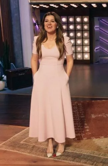 Roland Mouret Crepe Midi Dress worn by Kelly Clarkson at the Kelly Clarkson Show 6.11 on October 7, 2024