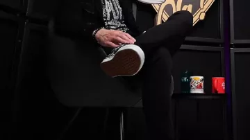 Myles Kennedy porte des baskets Vans Bandana Print en café avec Myles Kennedy Vidéo YouTube d’Ola Englund