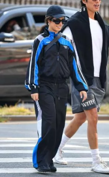 Martine Rose Veste de survêtement rétrécie portée par Camila Cabello à New York le 7 octobre 2024