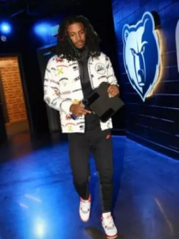 Ode Clothing Chaqueta de plumón blanca South Carolina Tour usada por Temetrius Morant en la cuenta de Instagram @cavs