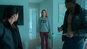 A.P.C. Yes Paris Sudadera usada por Emma O'Brea (Erica Durance) como se ve en Asesinato en un pueblo pequeño (T01E04)