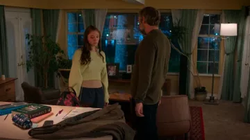 Free People Easy Street Crop Pullover porté par Holly Alberg (Dakota Guppy) comme on le voit dans Meurtre dans une petite ville (S01E04)