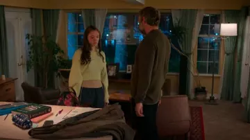 Free People Easy Street Crop Pullover porté par Holly Alberg (Dakota Guppy) comme on le voit dans Meurtre dans une petite ville (S01E04)