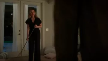 Mono de Hugo Boss con cuello en V y frente cruzado usado por Emma O'Brea (Erica Durance) como se ve en Asesinato en un pueblo pequeño (T01E04)