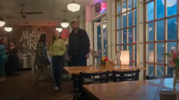 Pantalon de survêtement H&M avec passepoil porté par Holly Alberg (Dakota Guppy) comme on le voit dans Meurtre dans une petite ville (S01E04)