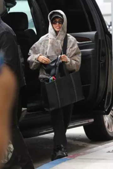 Bolso tote grande Woody de Chloe en cuero suave usado por Naomi Scott en Burbank el 6 de octubre de 2024