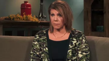 LuLaRoe Cheryl Cardigan léger camouflage vert porté par Meri Brown comme on le voit dans Sister Wives (S19E01)