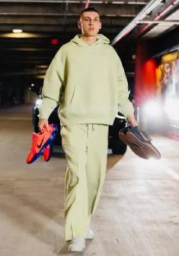 Nike Pale Olive Aura Tailored Pants porté par Tyler Herro sur le compte Instagram @cavs
