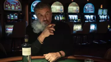 Atuendos de Tulsa King Temporada 2: Sylvester Stallone lleva un reloj Piaget Gold para interpretar a Dwight Manfredi, también conocido como 'El General'