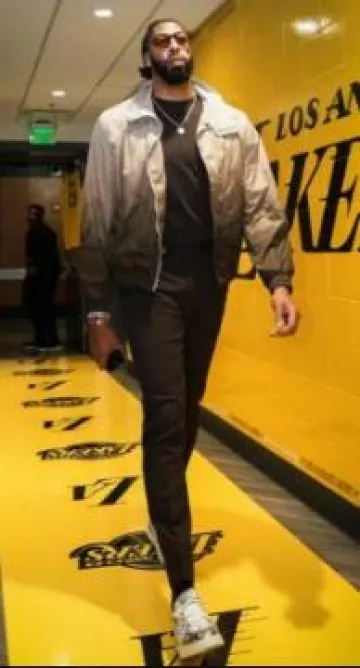 Louis Vuitton White & Gold Splatter LV Sneakers portées par Anthony Davis sur le compte Instagram @lakers
